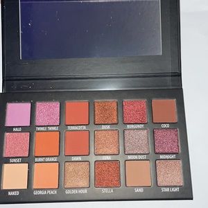 DAY + NIGHT EYESHADOW PALETTE